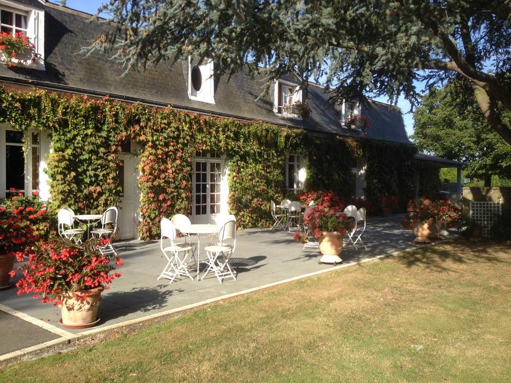 Hotel Le Petit Pont à Moncé-en-Belin Extérieur photo